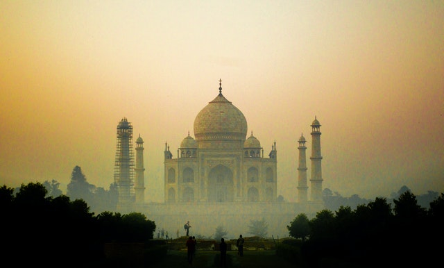 Indien: Taj Mahal, leuchtende Saris, Bollywood